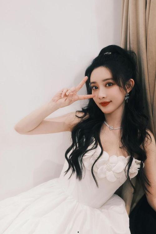 吃瓜娱乐圈孟子义,娱乐圈的瓜田瓜语，揭秘明星背后的故事